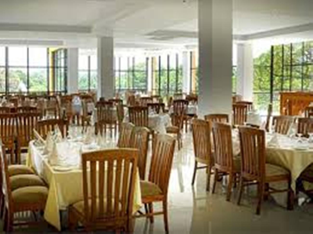 Готель Oak Ray Regency Канді Екстер'єр фото