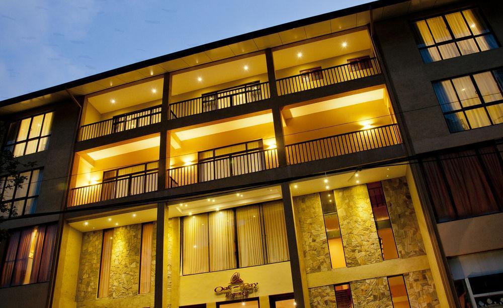 Готель Oak Ray Regency Канді Екстер'єр фото