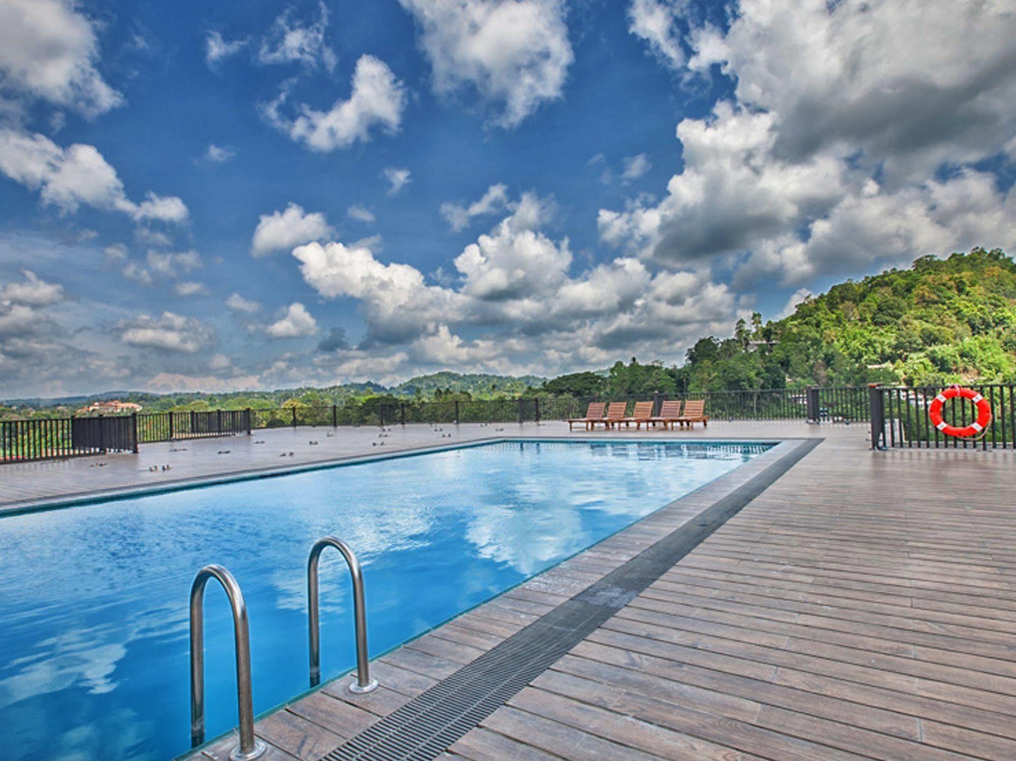 Готель Oak Ray Regency Канді Екстер'єр фото