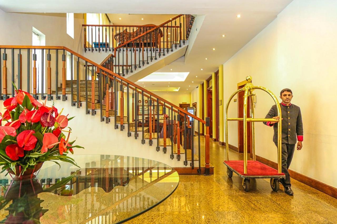 Готель Oak Ray Regency Канді Екстер'єр фото